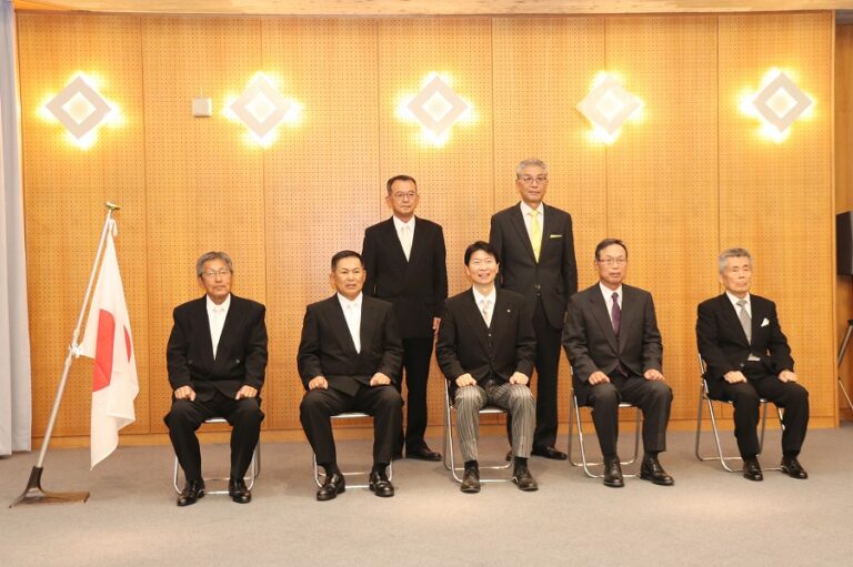 11月8日 令和4年秋の叙勲・第39回危険業務従事者叙勲 伝達式〔危険業務従事者叙勲受章者との記念撮影〕 いばらぎ隆太後援会